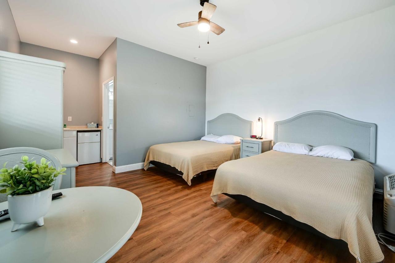 With Screened Patio And Amenities * Naples
