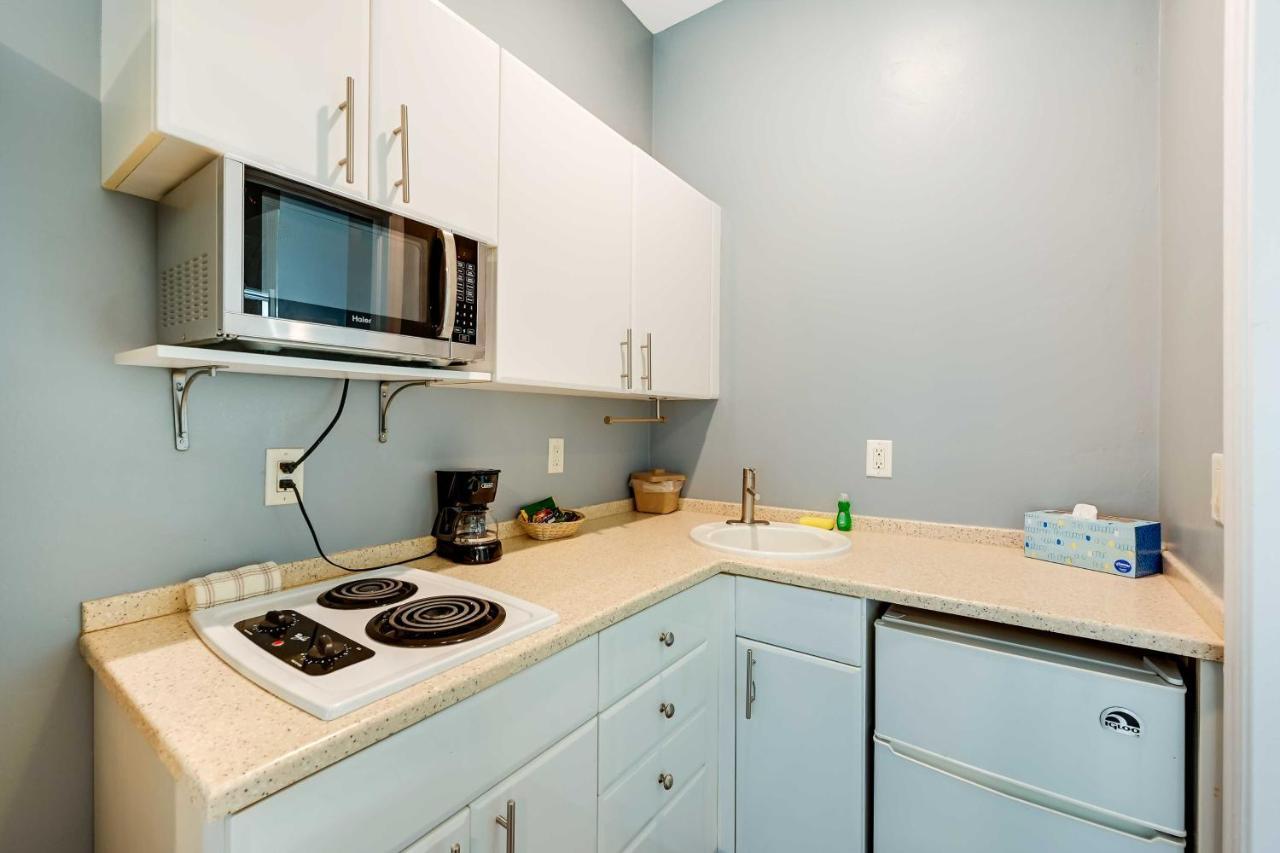 Apartment With Screened Patio And Amenities *