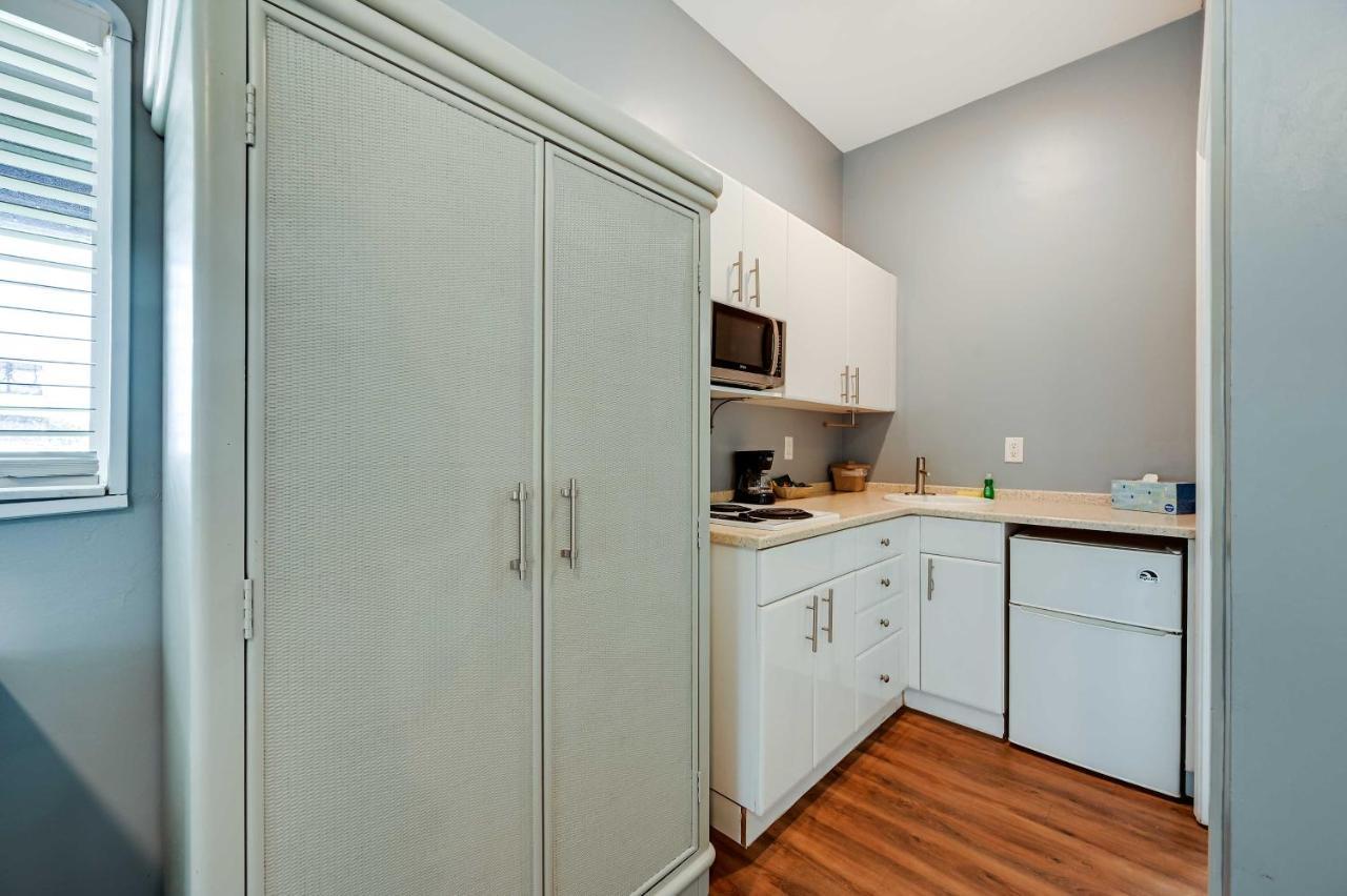 Apartment With Screened Patio And Amenities Naples
