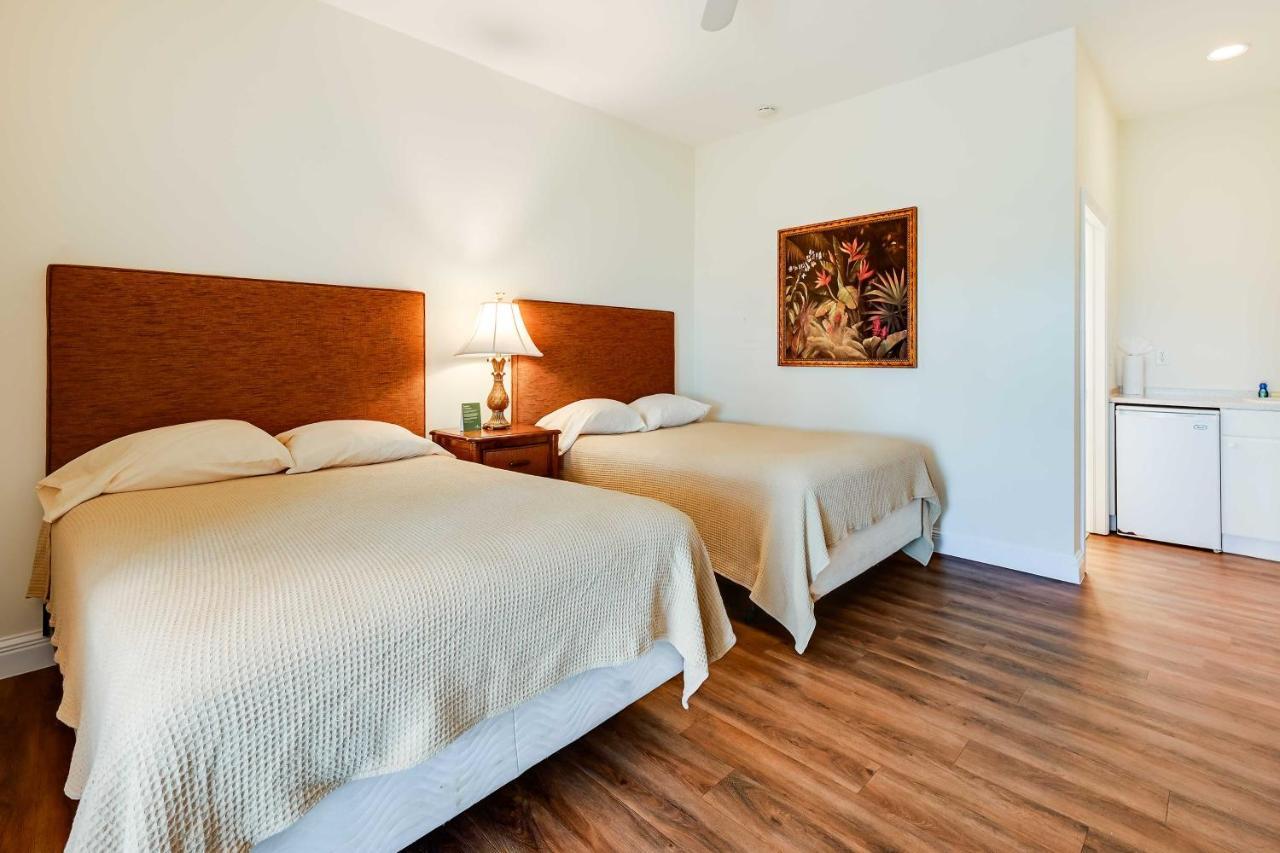 Hideaway With Amenities! Naples