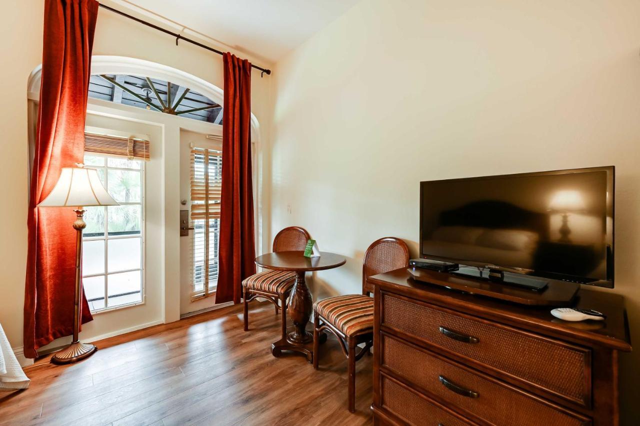 Apartment With Community Pool And Tennis Courts! *