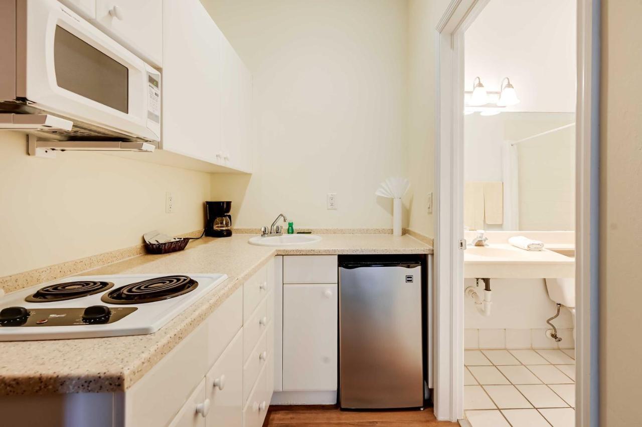 With Community Pool And Tennis Courts! * Naples