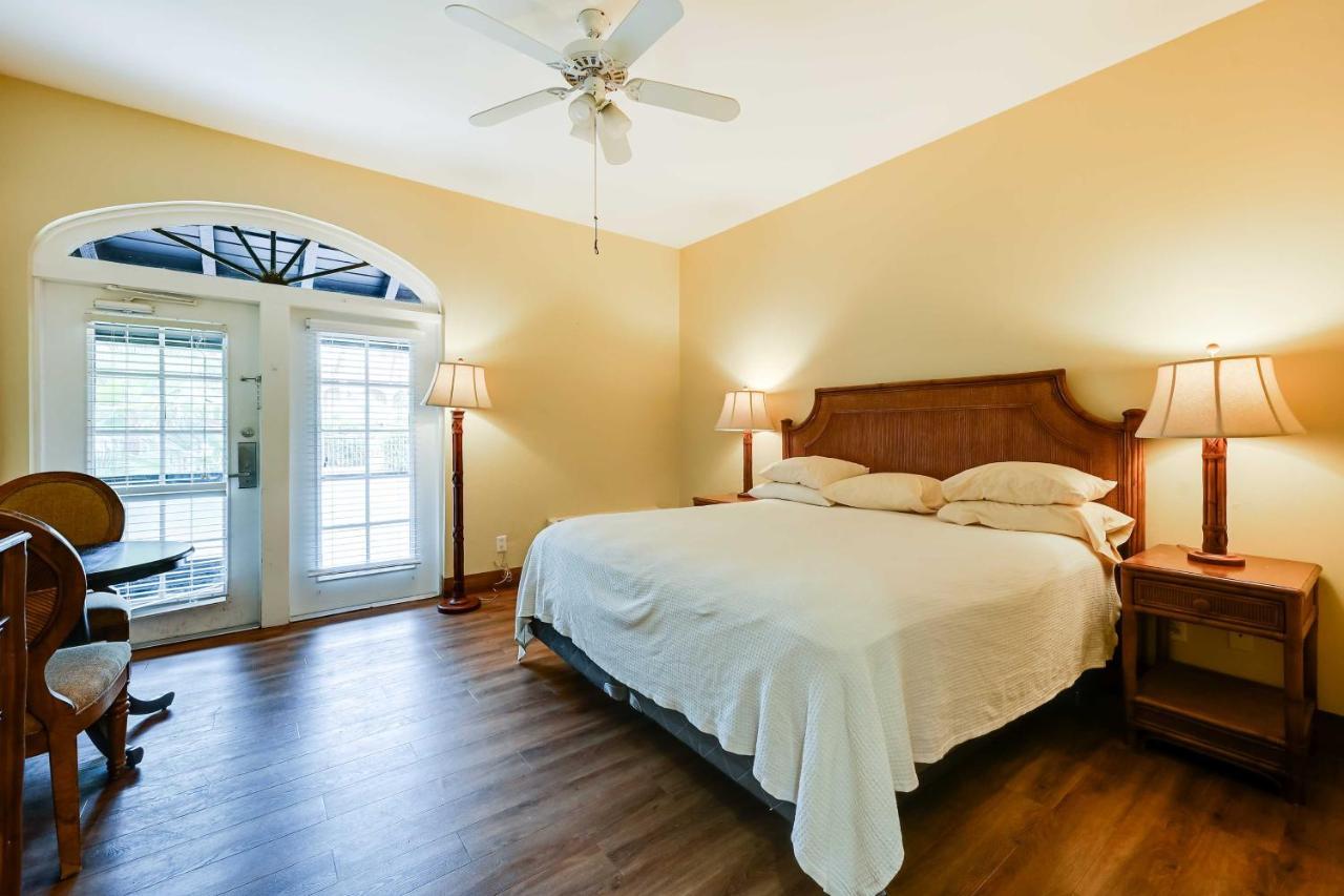 Apartment Escape With Community Pool And Marina View!
