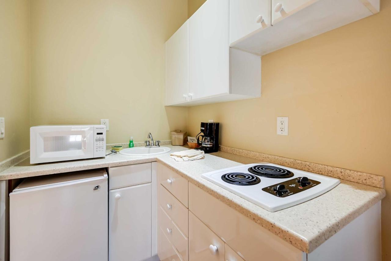 Apartment Escape With Community Pool And Marina View! Naples