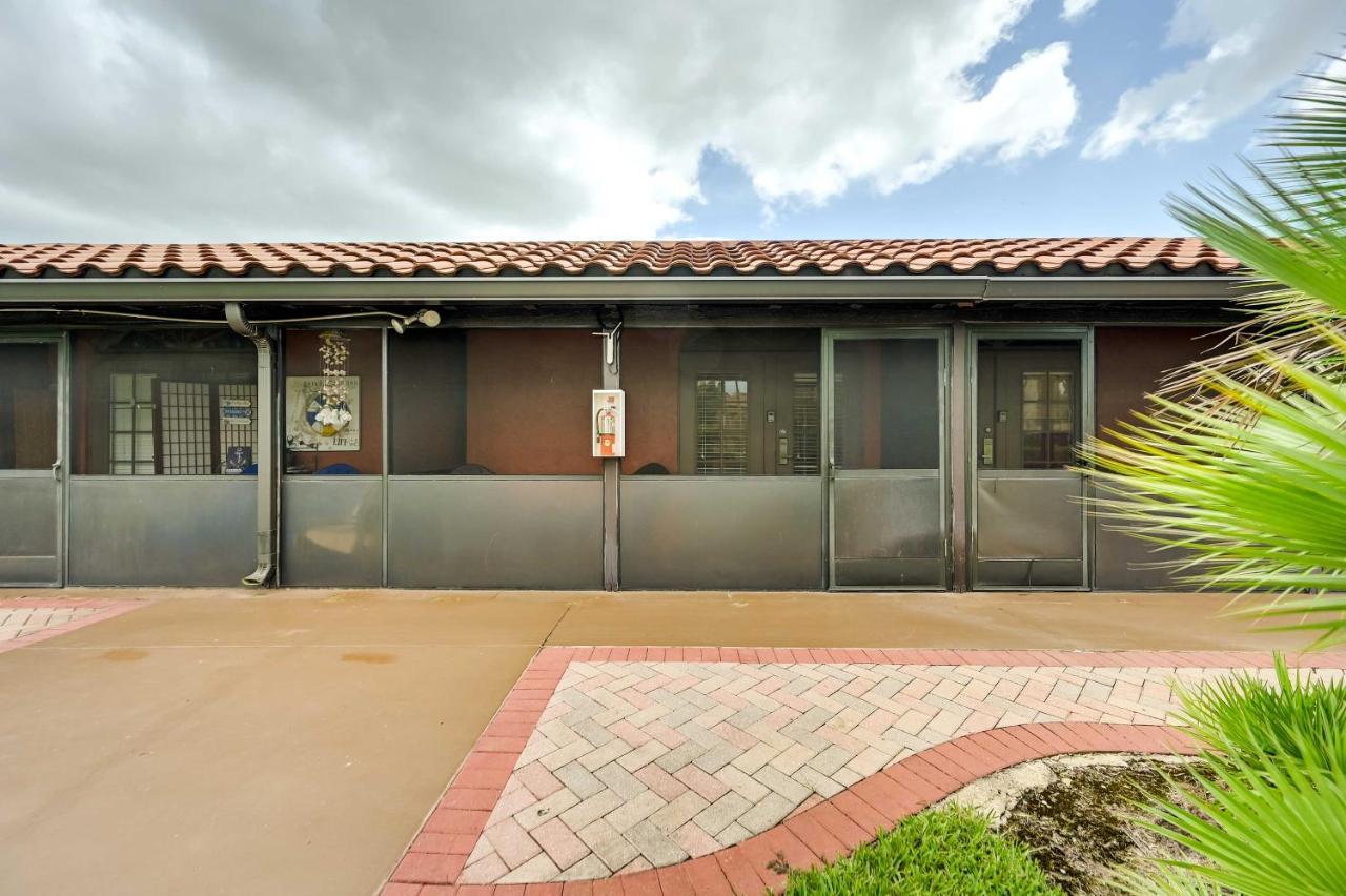 Apartment Escape With Community Pool And Marina View! *