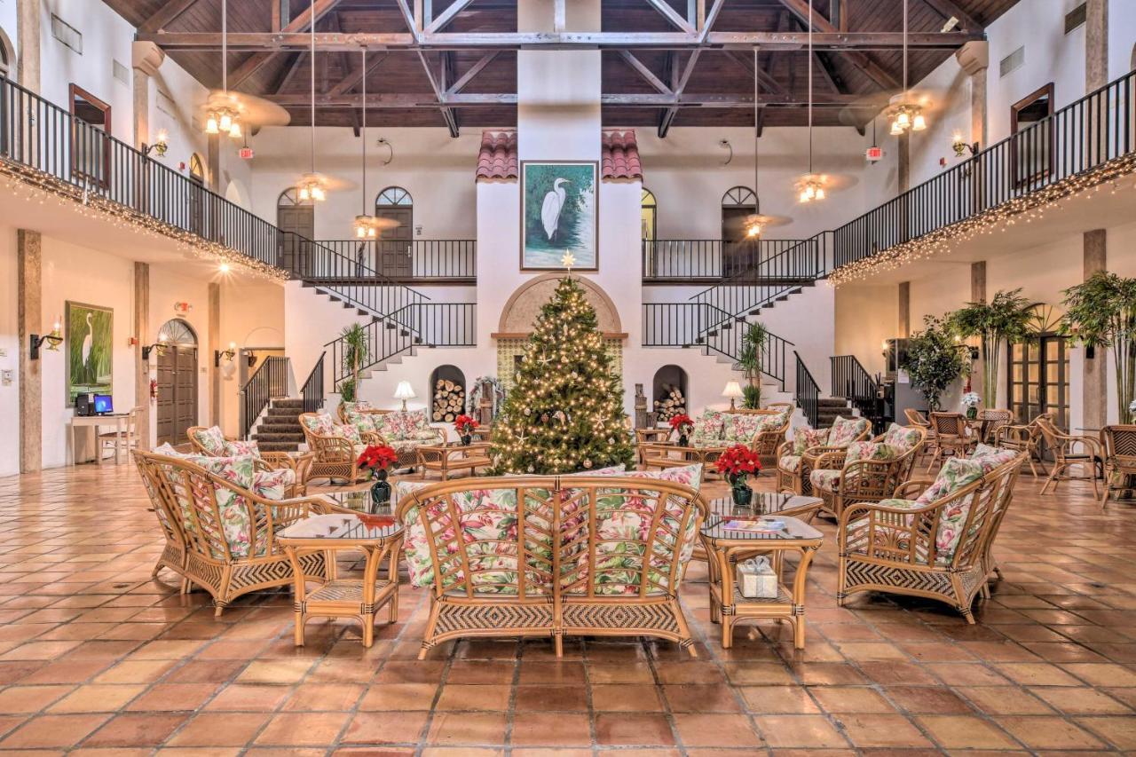 Cozy Retreat With Community Pool And Water View Apartment