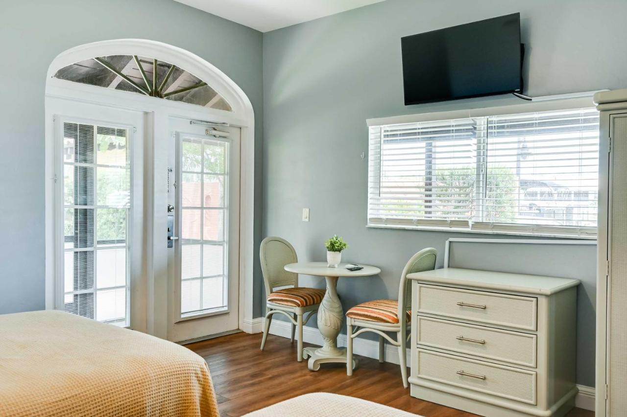 With Screened Patio And Amenities Apartment Naples