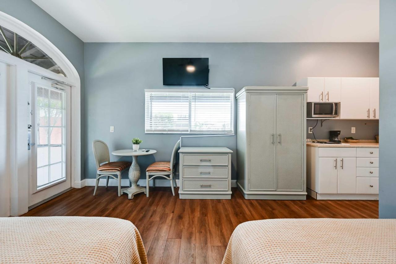 With Screened Patio And Amenities Naples