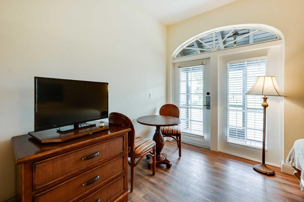 Hideaway With Amenities!