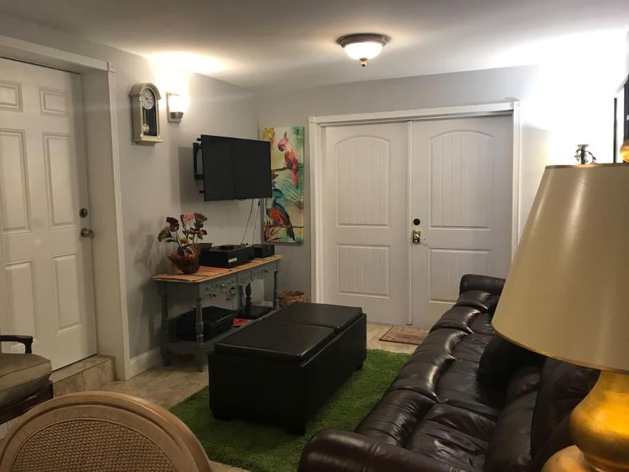 Apartment Roomy Recently Renovated Apt. Naples