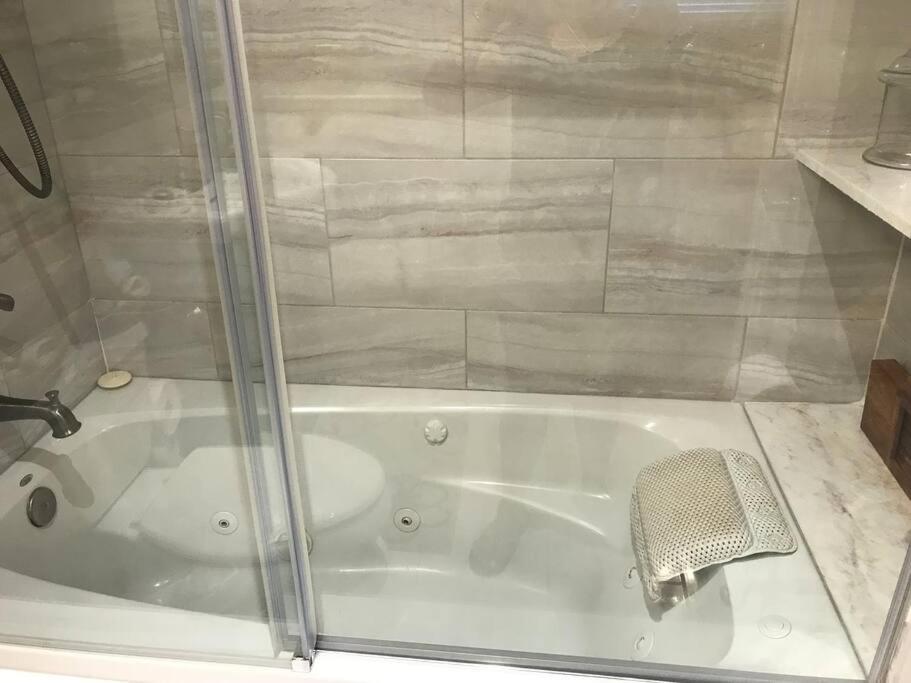 Roomy Recently Renovated Apt. Apartment Naples