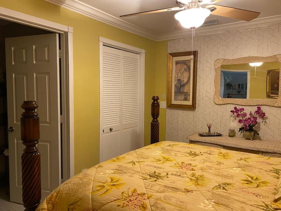 Roomy Recently Renovated Apt. Apartment Naples