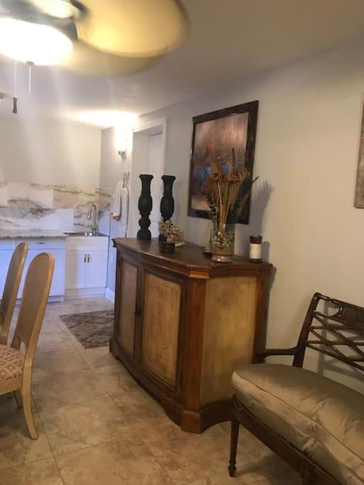Apartment Roomy Recently Renovated Apt. Naples