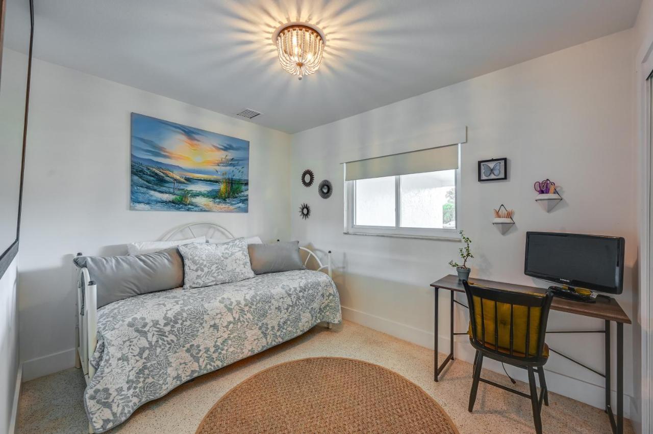 Sunny Florida Escape With Patio, Grill And Fire Pit!