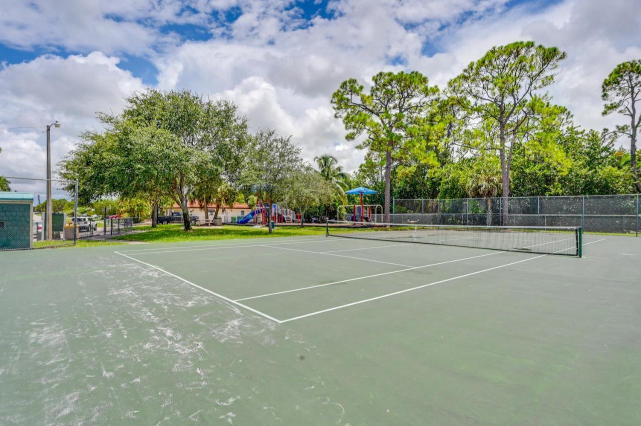 Sunny Florida Escape With Patio, Grill And Fire Pit! Naples