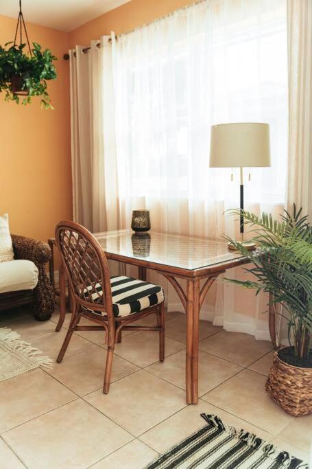 Tropical Paradise 3.5 Bd/3ba 10-min To *