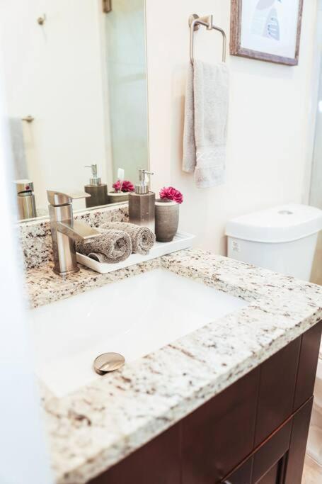 Villa Tropical Paradise 3.5 Bd/3ba 10-min To