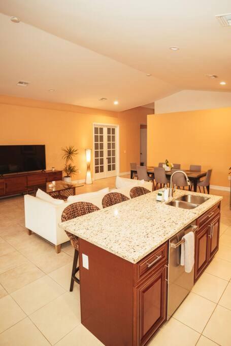 Tropical Paradise 3.5 Bd/3ba 10-min To Villa *