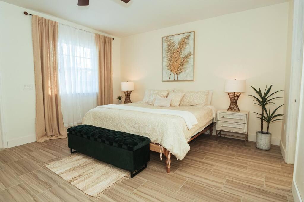 Tropical Paradise 3.5 Bd/3ba 10-min To *