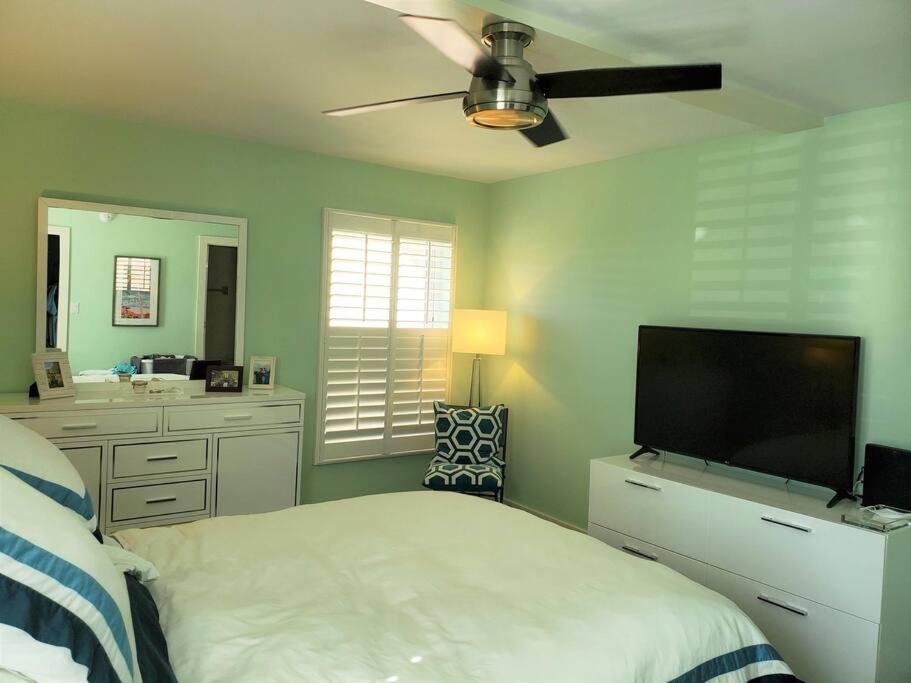 Waterfront- New 2 Br- On Bay & Across From Villa Naples
