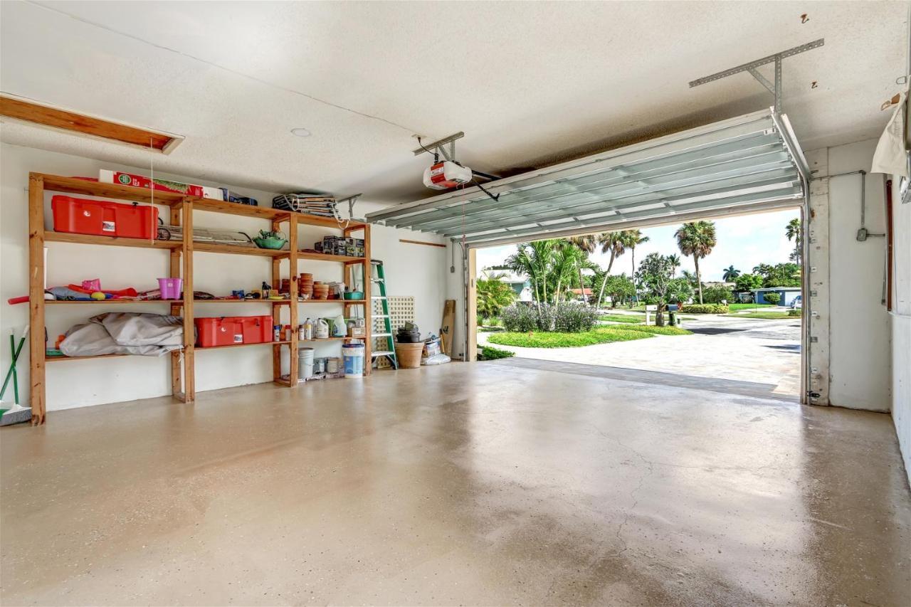 Holiday home Lakefront, Pool, Outdoor Kitchen, Lush Garden