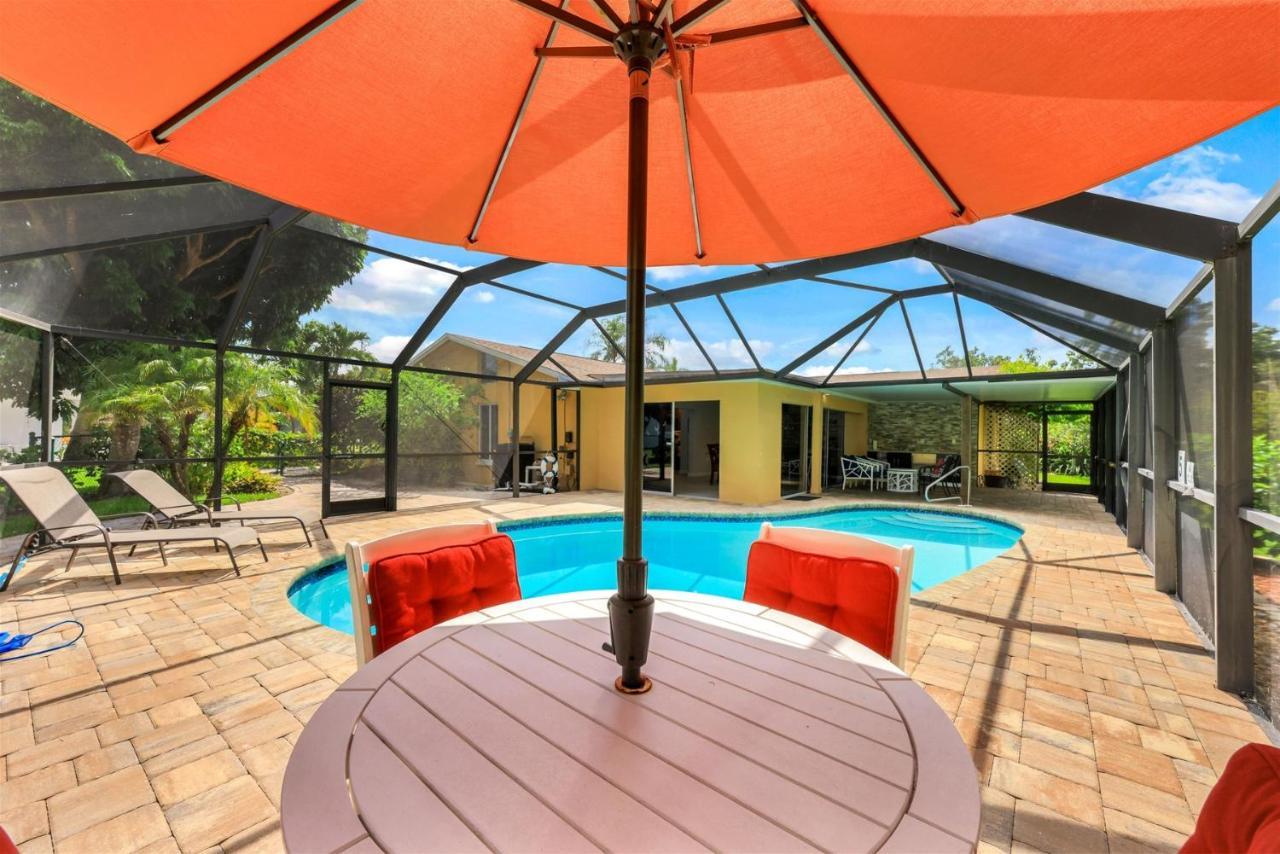 Lakefront, Pool, Outdoor Kitchen, Lush Garden * Naples