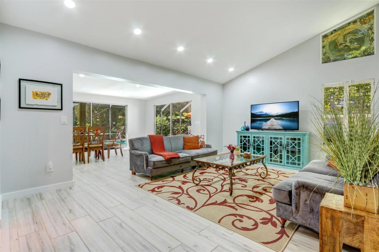 Lakefront, Pool, Outdoor Kitchen, Lush Garden * Naples