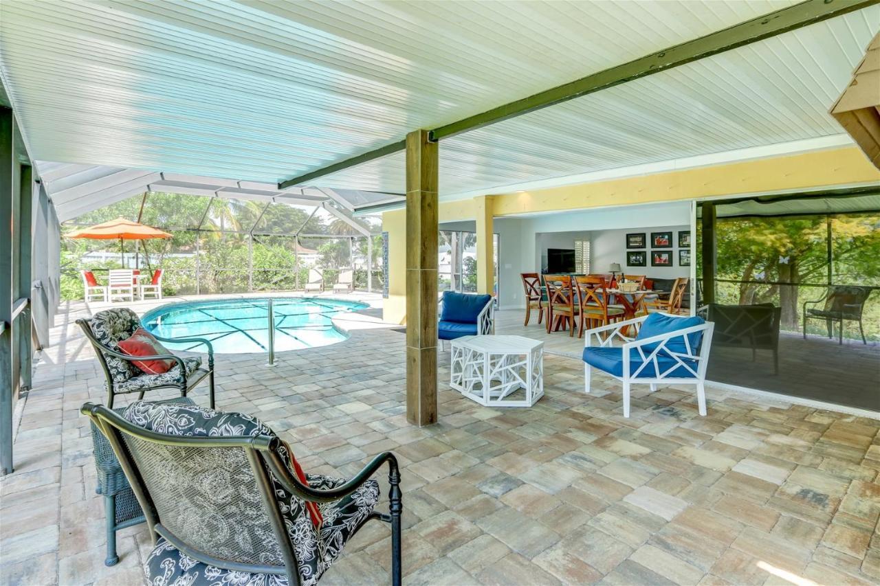 Lakefront, Pool, Outdoor Kitchen, Lush Garden Holiday home