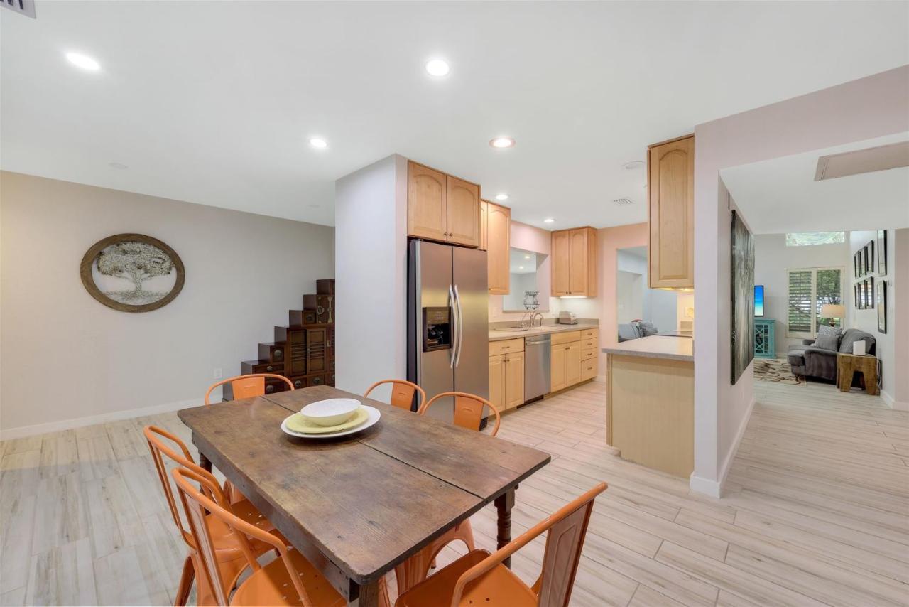 Lakefront, Pool, Outdoor Kitchen, Lush Garden *