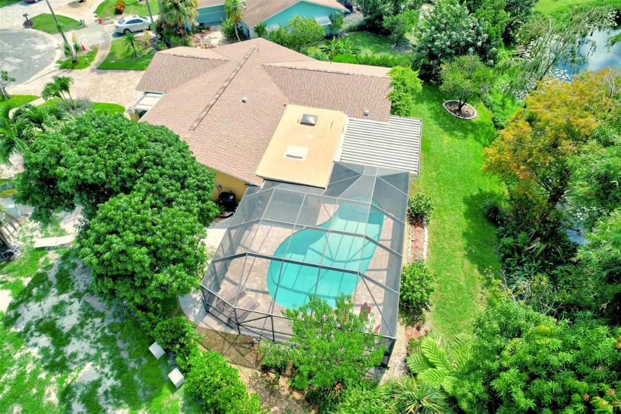 Lakefront, Pool, Outdoor Kitchen, Lush Garden Naples