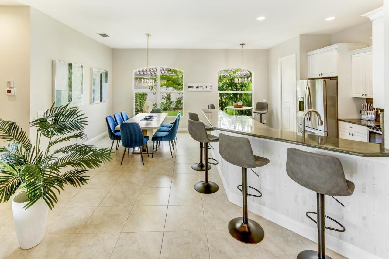 Modern W Screened Pool, Hot Tub, & Comm Amenities! Holiday home *