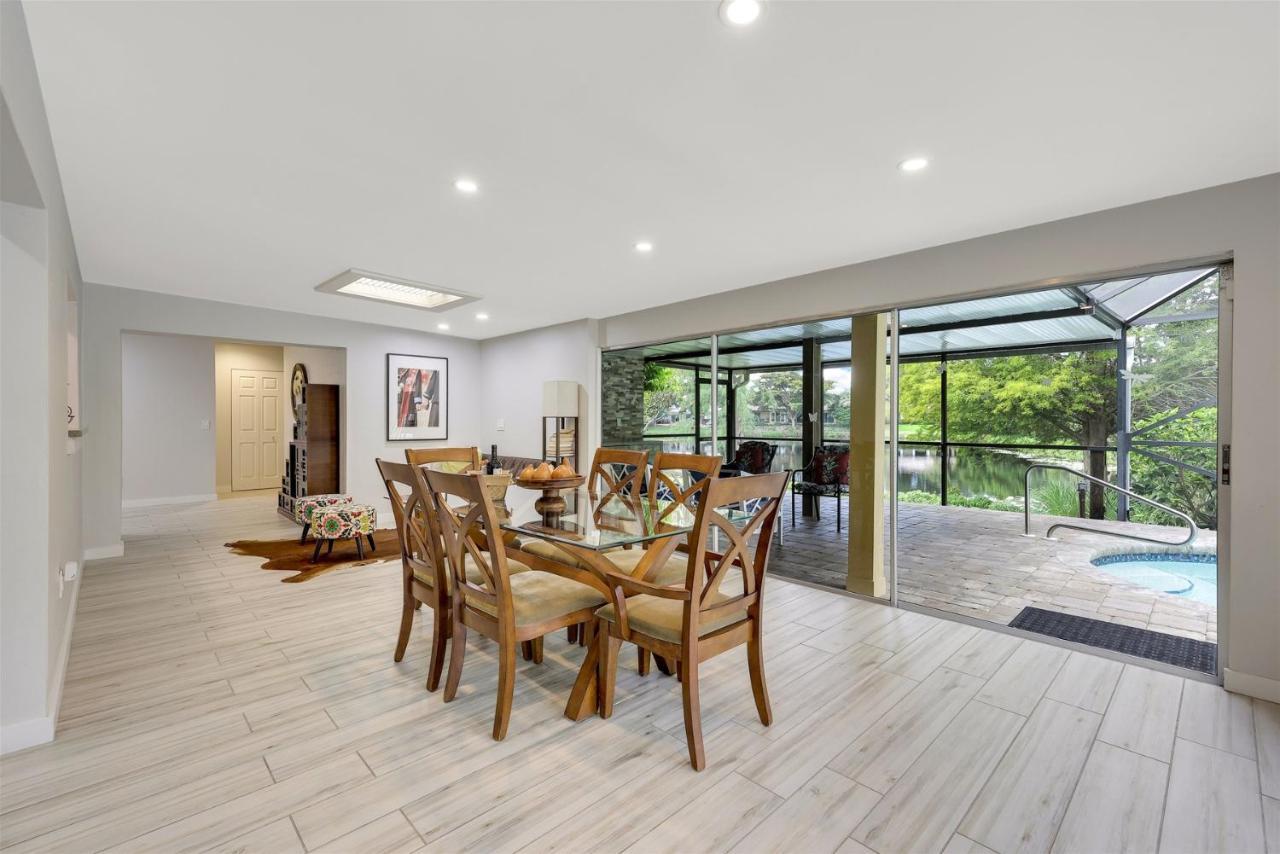 Lakefront, Pool, Outdoor Kitchen, Lush Garden Naples