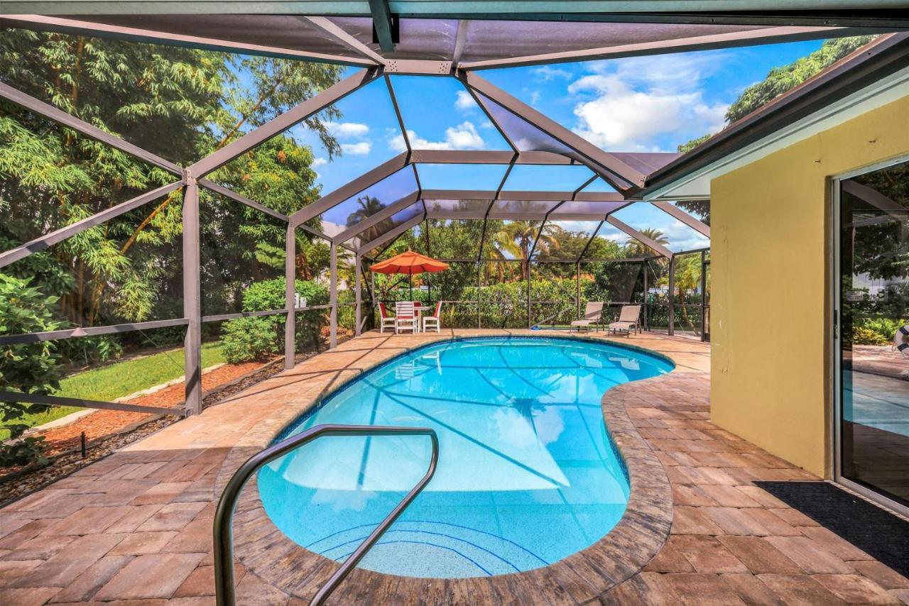 Lakefront, Pool, Outdoor Kitchen, Lush Garden Holiday home Naples