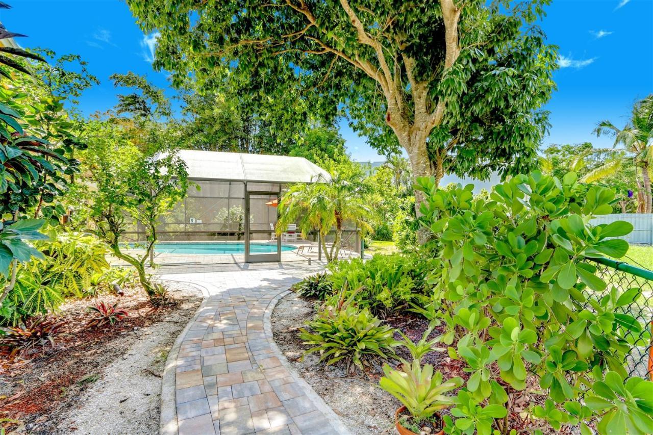 Lakefront, Pool, Outdoor Kitchen, Lush Garden Holiday home