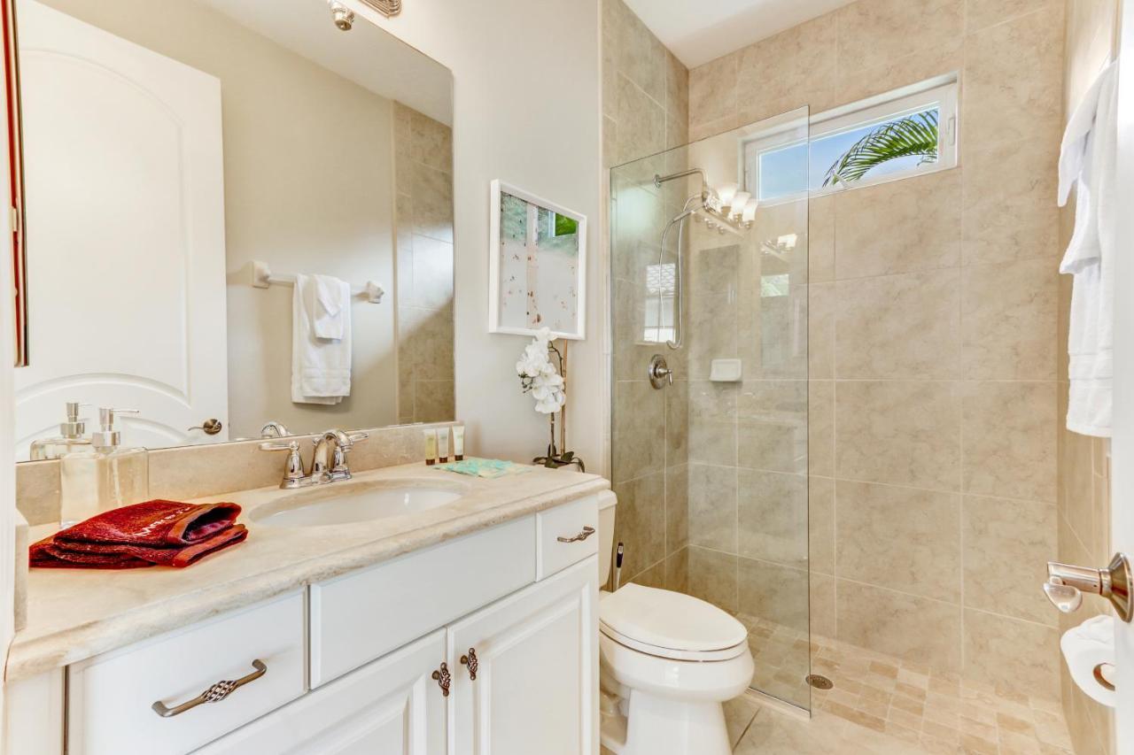 Modern W Screened Pool, Hot Tub, & Comm Amenities! Naples