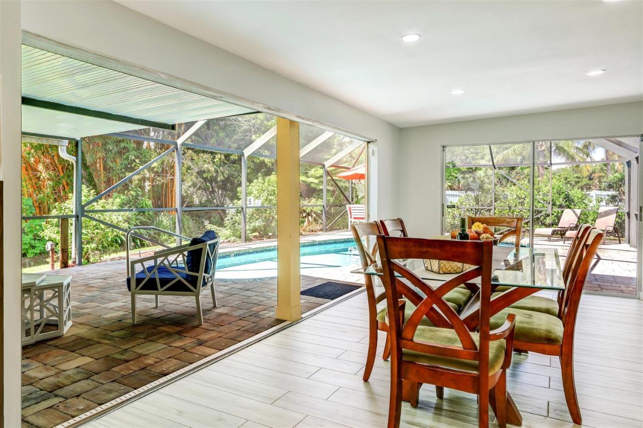 Holiday home Lakefront, Pool, Outdoor Kitchen, Lush Garden *