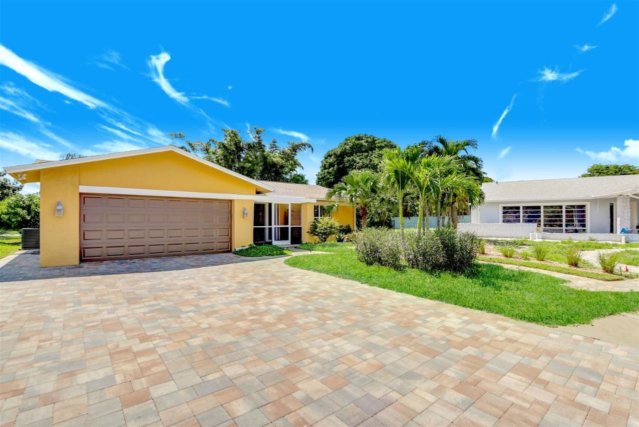 Lakefront, Pool, Outdoor Kitchen, Lush Garden Holiday home Naples