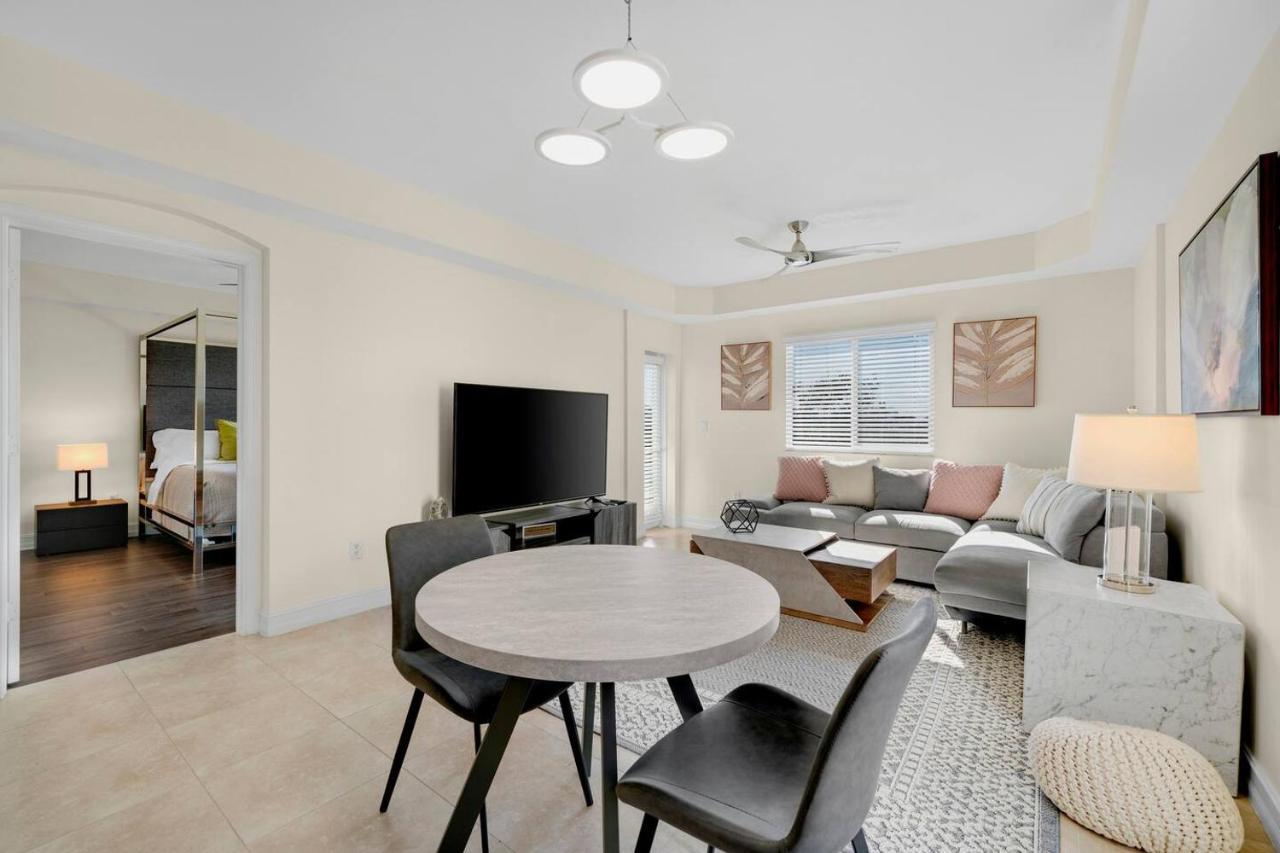 Stylish In Fantastic Location! Naples