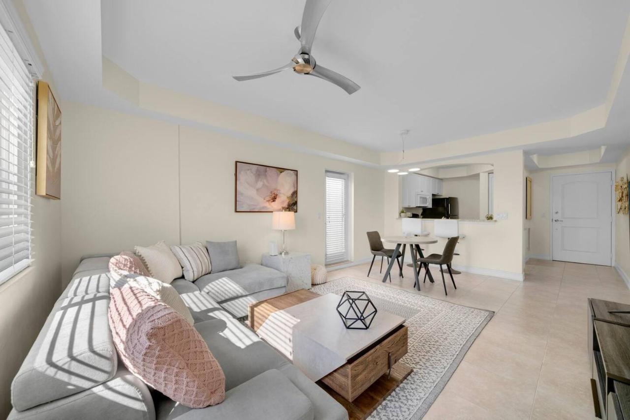 Stylish In Fantastic Location! Naples