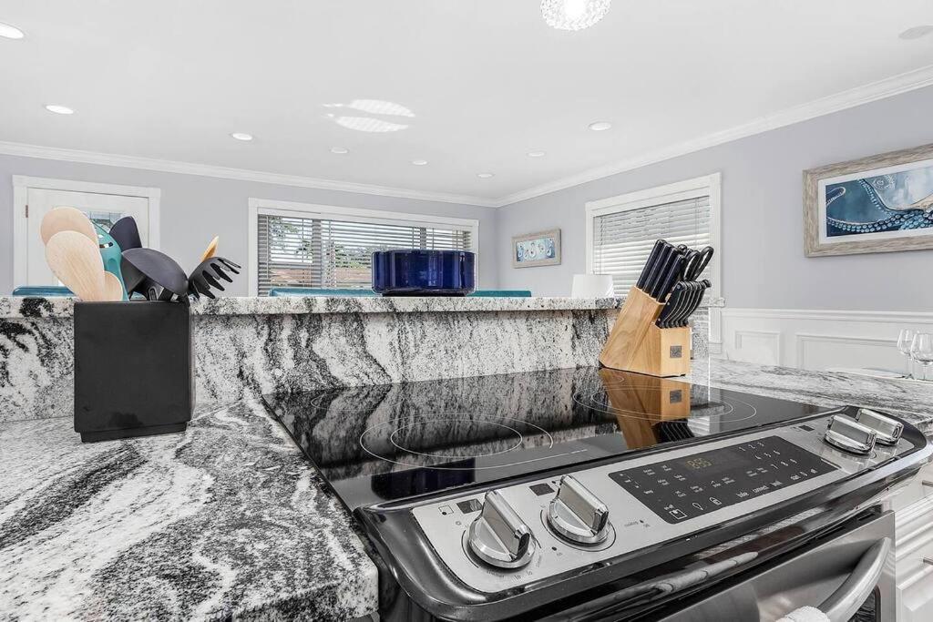 Luxury 4bdr+den Pool