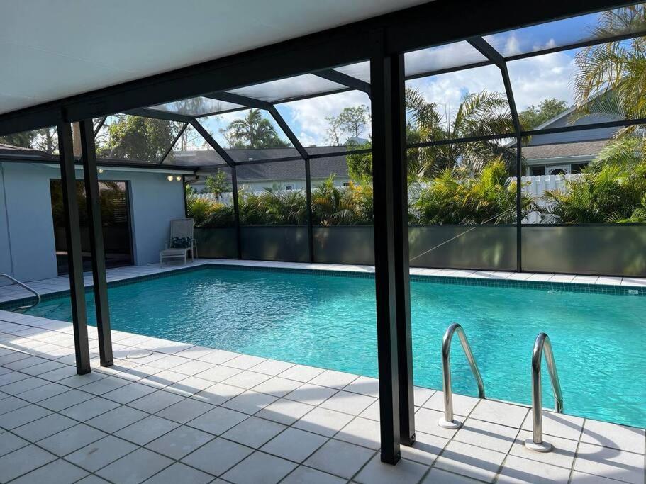 Luxury 4bdr+den Pool *