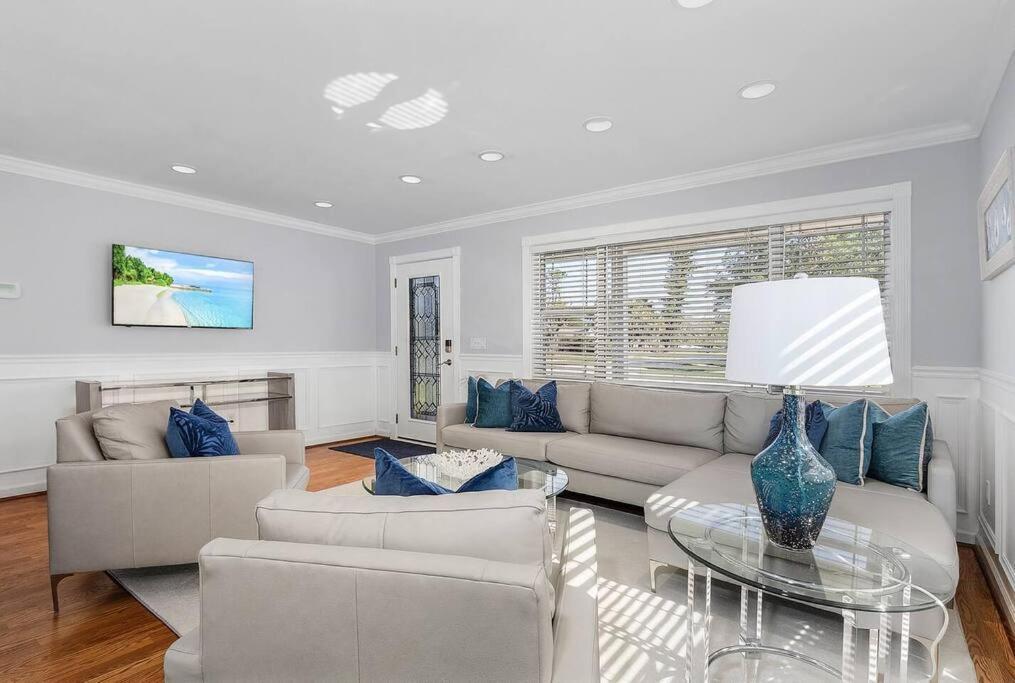 Luxury 4bdr+den Pool Holiday home Naples
