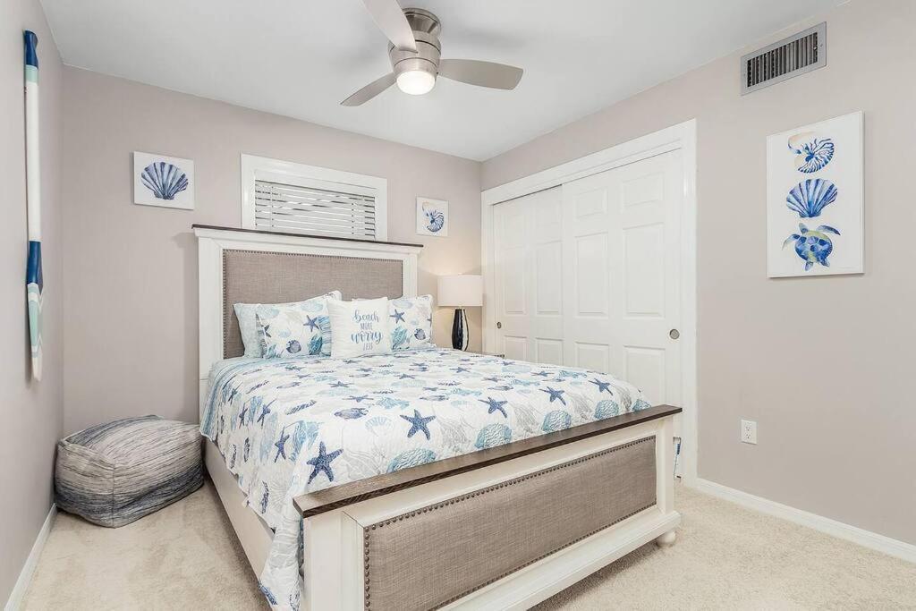 Luxury 4bdr+den Pool