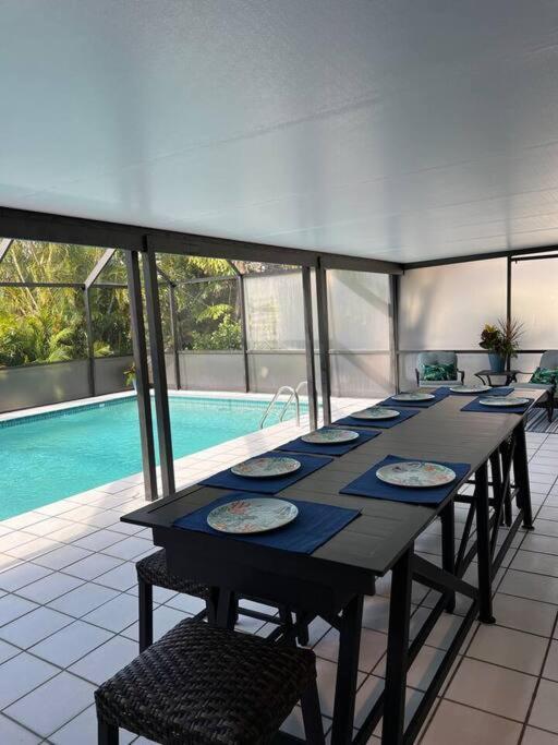 Luxury 4bdr+den Pool *