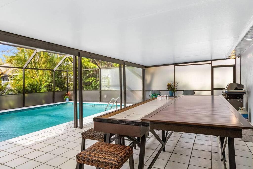 Luxury 4bdr+den Pool Holiday home