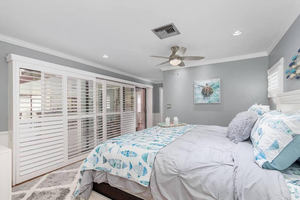 Luxury 4bdr+den Pool *