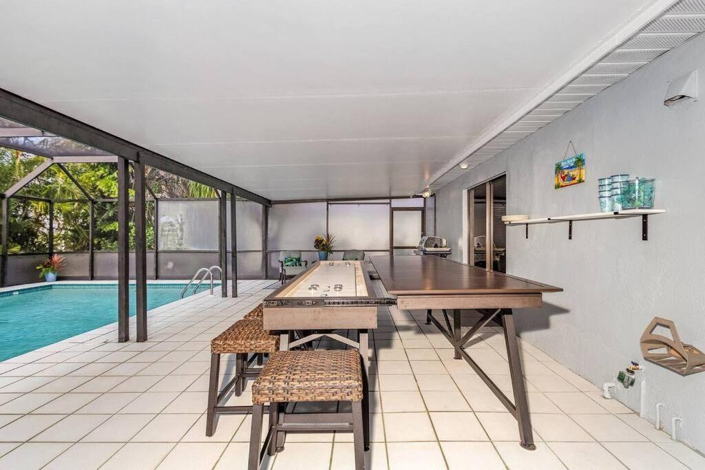 Luxury 4bdr+den Pool *