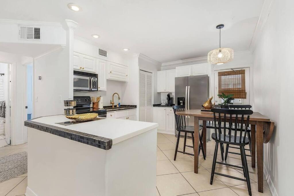 Lovely 2-bdr W/patio, Park! Holiday home *