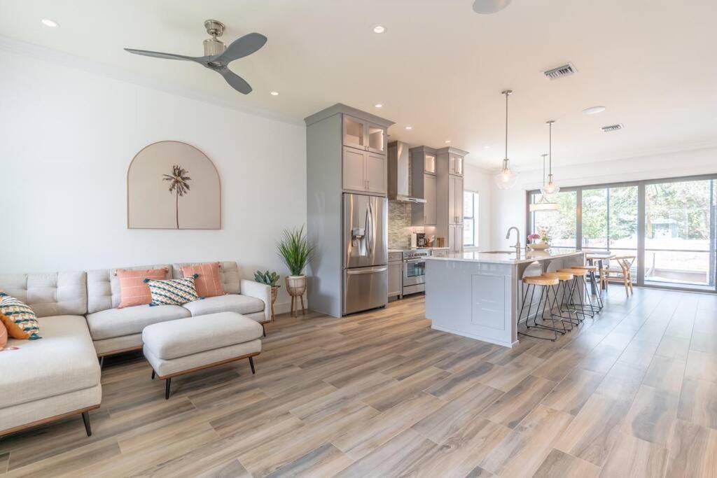 A Beautiful Modern Luxury Villa Naples