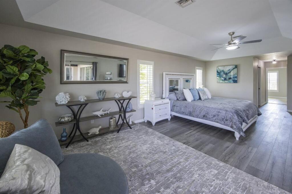 Capri Charm Remodeled Oasis W/ Heated Pool-kayaks *